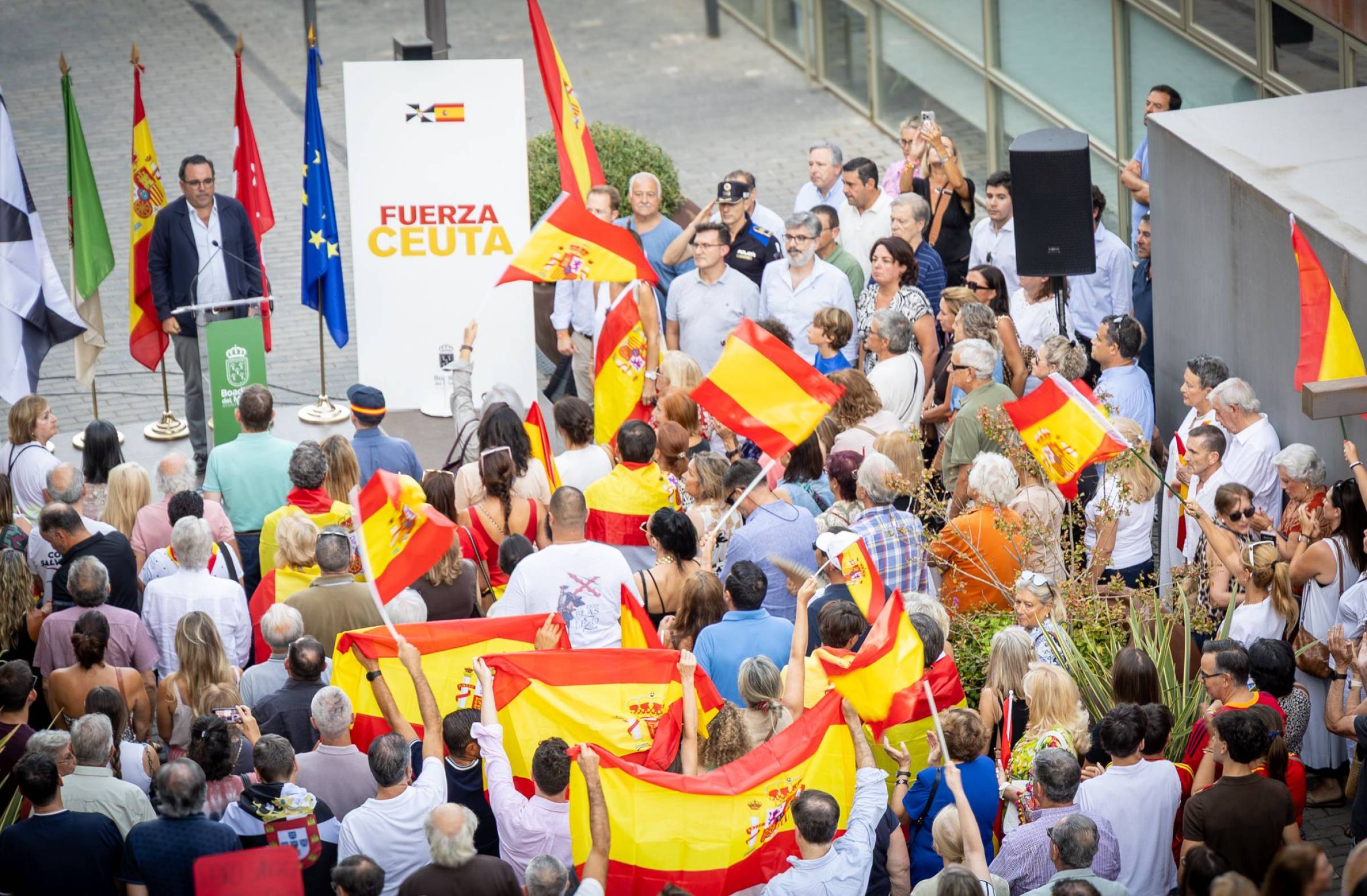 
                                                    Los vecinos de Boadilla muestran su apoyo a Ceuta en un multitudinario acto celebrado en el municipio