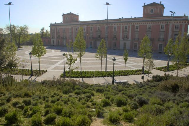 Desde hoy el área peatonal del Palacio del Infante Don Luis  queda abierto al tráfico las 24 horas