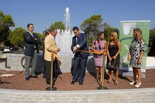 El alcalde de Boadilla inaugura la nueva fuente de la Urbanización Las Lomas