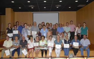 El Alcalde hace entrega a los Mayores de los diplomas del Taller de Informática