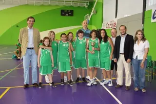 El base de ASEFA-Estudiantes, Albert Oliver, entregó los trofeos en el "I Torneo de Primavera de Baloncesto" ADC Boadilla