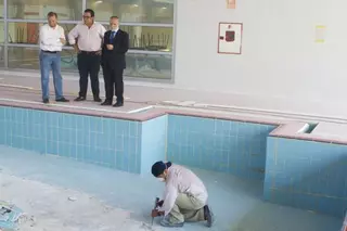 Comienzan las actuaciones de mantenimiento y  reparación en la piscina municipal cubierta
