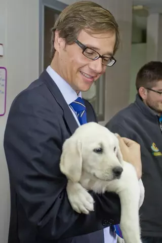 El alcalde visita las instalaciones de la Fundación ONCE del Perro Guía