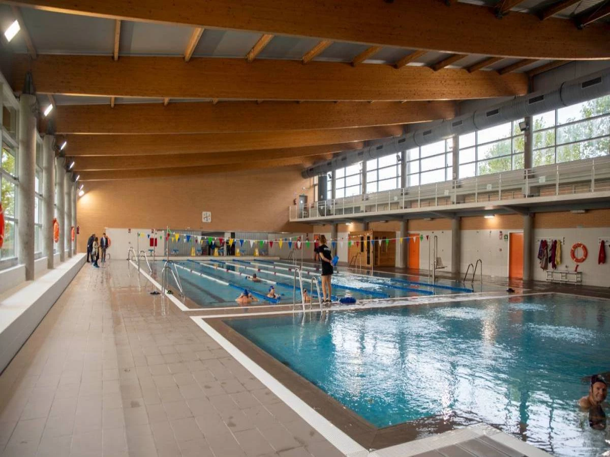 Trabajadores piscina cubierta 
