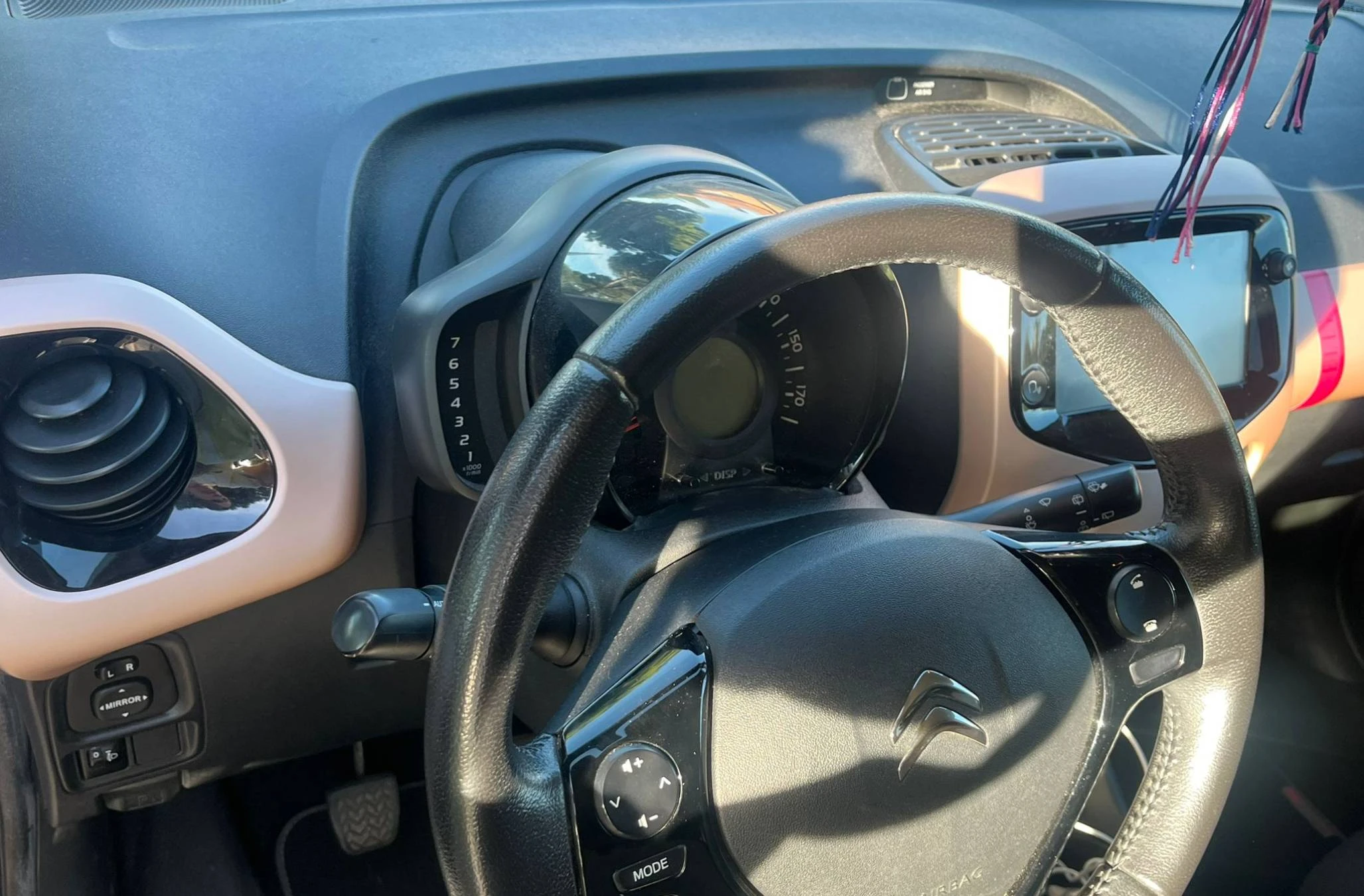 Vendo Citroën: C1 1.0 VTi Elle 5p (Color: rosa palo, combustible: gasolina) por cambio de coche.