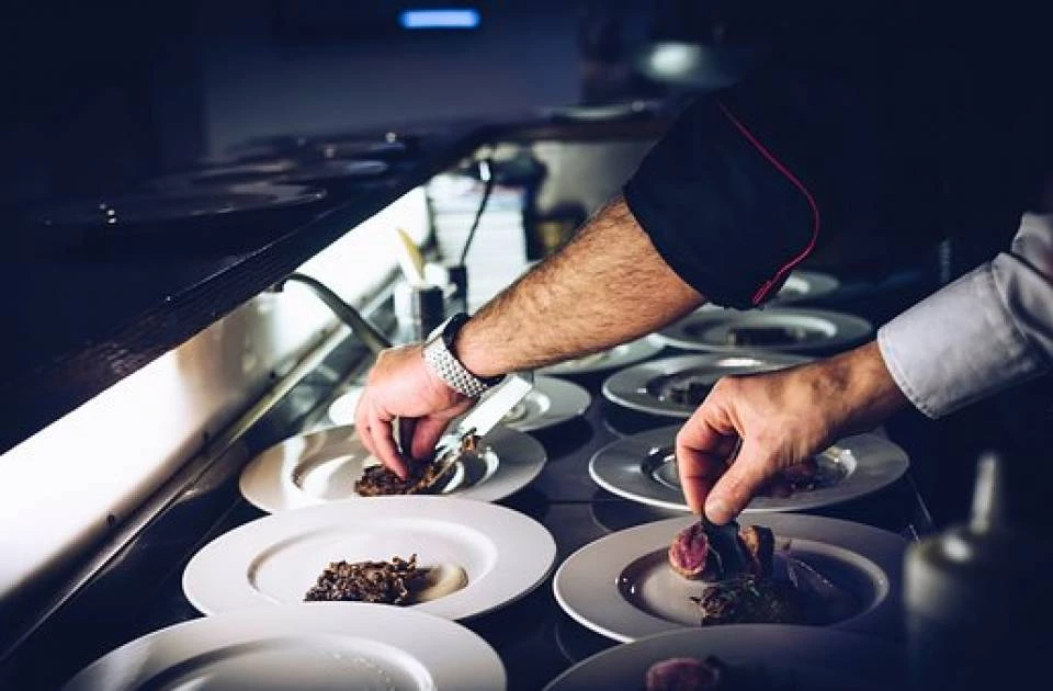 Búsqueda de Jefe de Cocina y Ayudante de Cocina para Las Rozas de Madrid