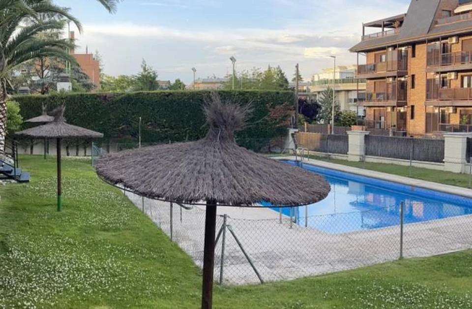 Alquilo piso de 1 habitacion con piscina y padel en urbanización con vigilancia 