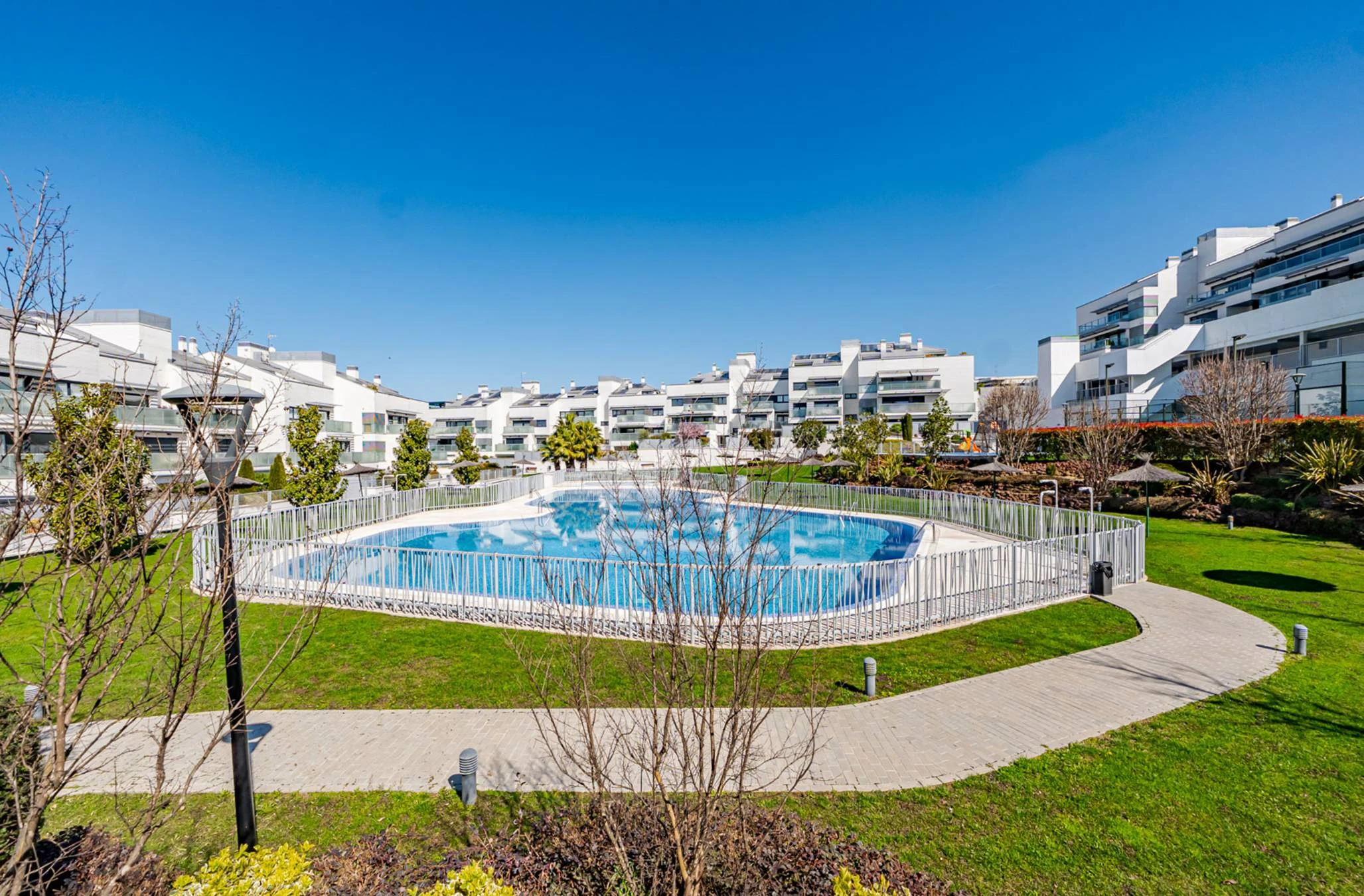 Escritorio con almacenaje