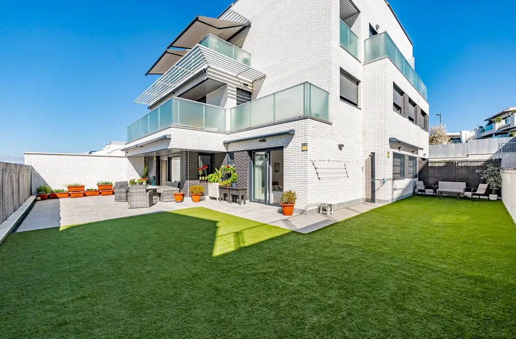 BAJO CON JARDÍN EN ESQUINA