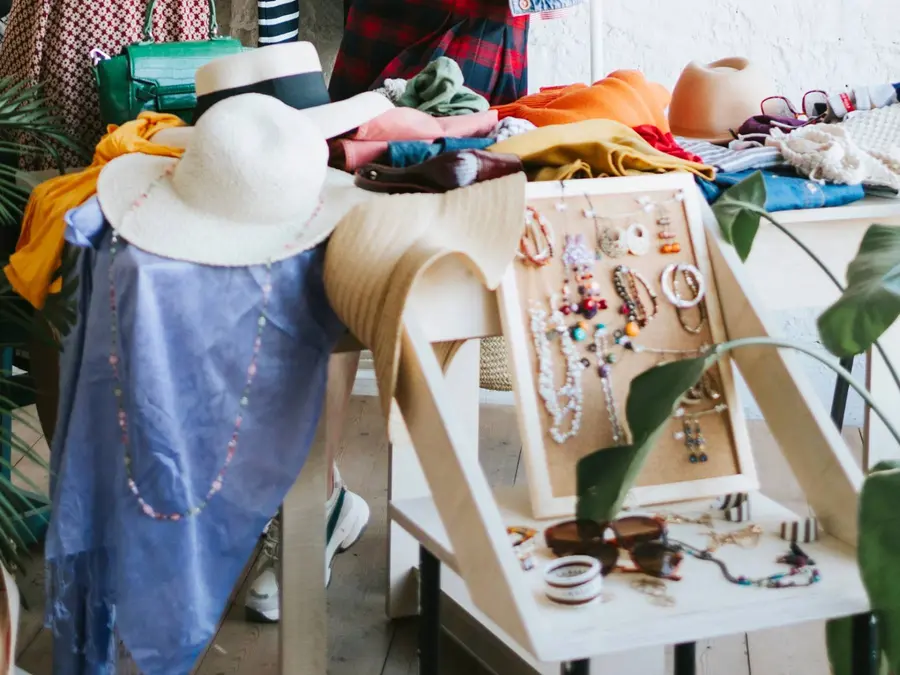 Mercadillo en casa. Venta de muebles, ropa y enseres