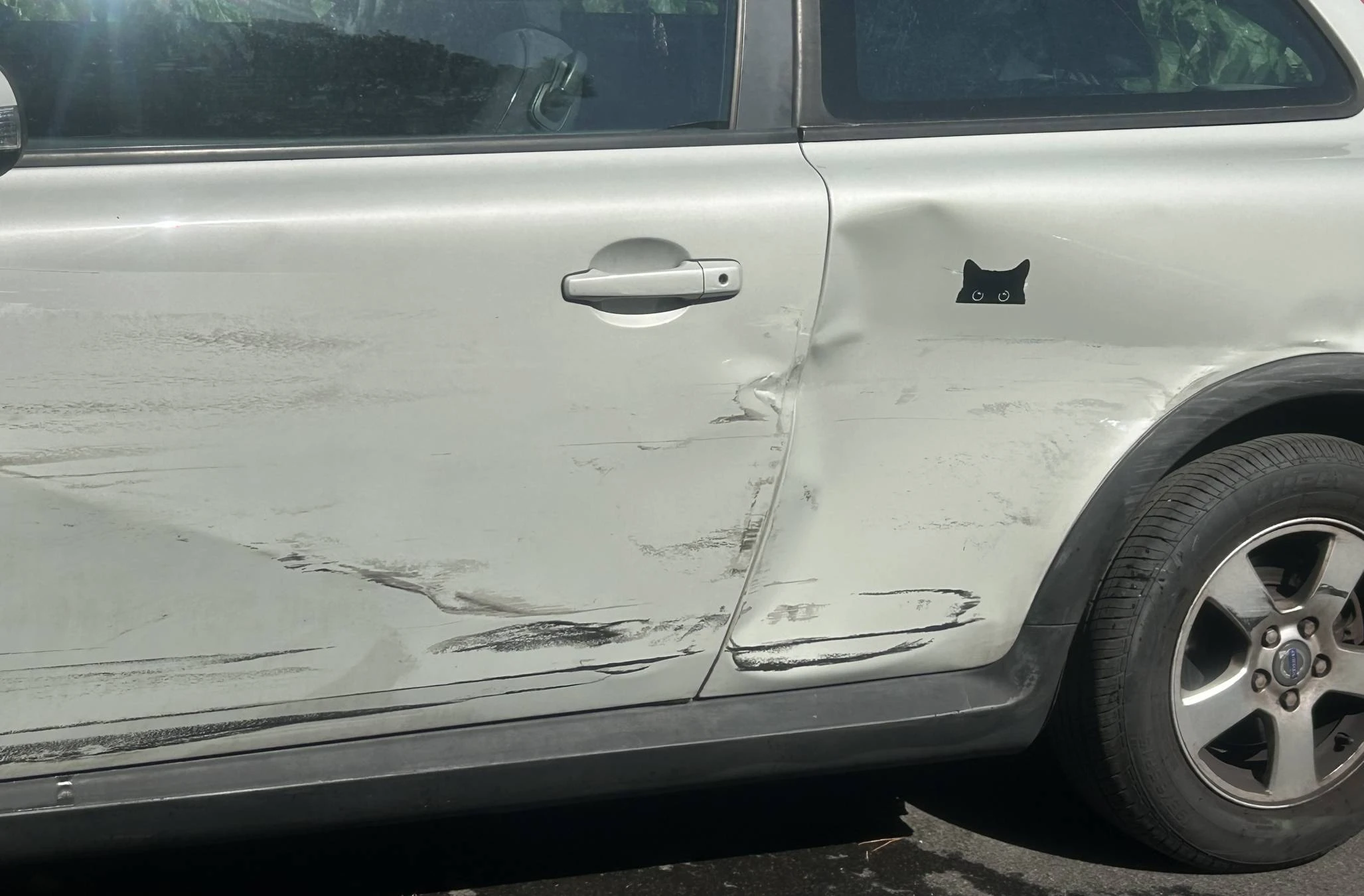 Golpe coche en calle san Javier parque delta 