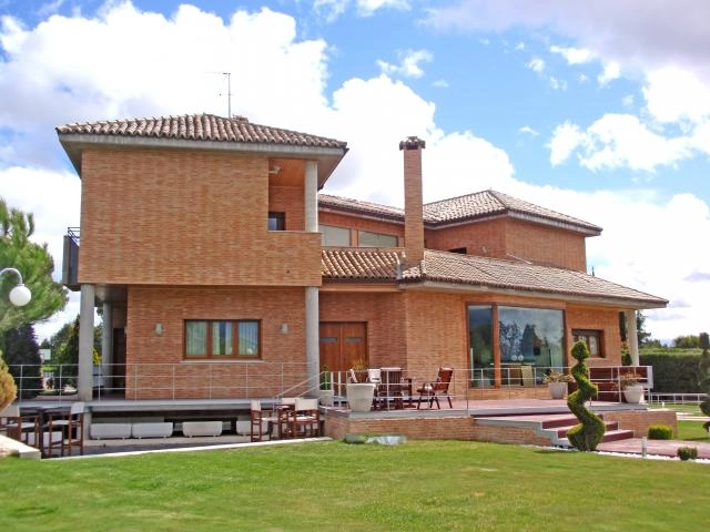 fachada chalet las lomas