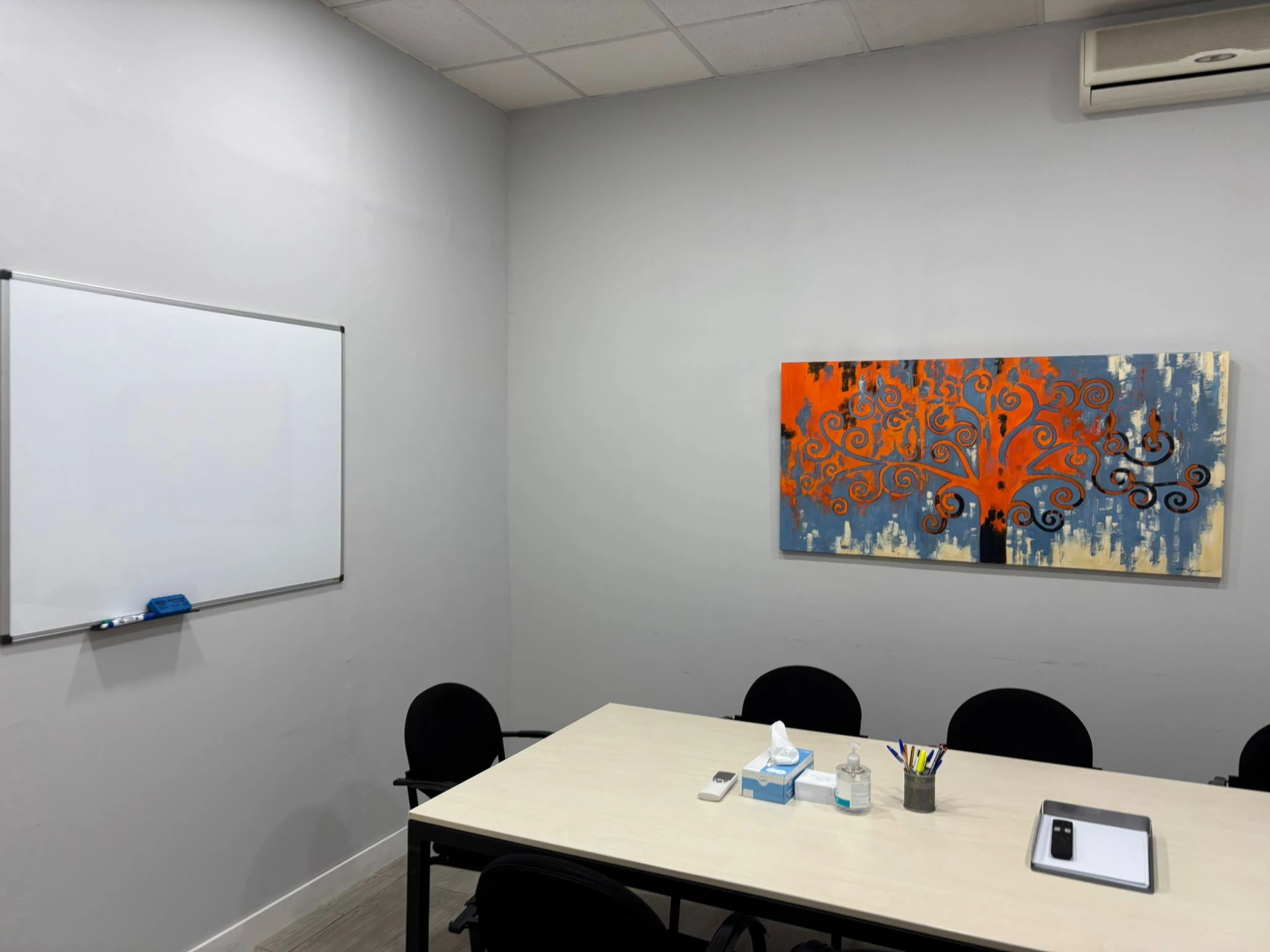 Alquilo despacho compartido con sala de juntas